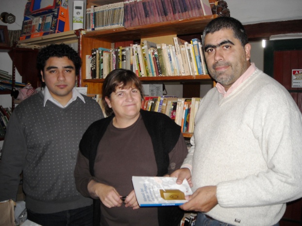 Candidatos Mauro Monjes y Daniel Cardozo, entregando libros de ACEP y la KAS