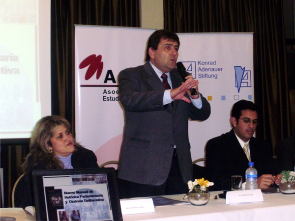 Oscar Ensicnk Pte de ACEP Argentina, entre Gloria Snihur y Miguel Machuca de ACEP Corrientes
