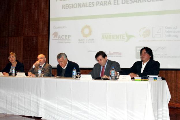 Mónica Bing (KAS), Secretario Raúl Tello (San Juan). Gobernador Gioja, Oscar Enisnck (ACEP) y Rogelio Mallea (ACEP)
