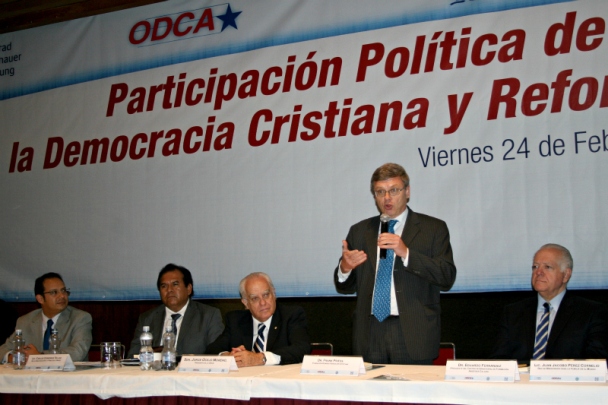 Frank Priess (Rep. KAS en México) durante la clausura del simposio